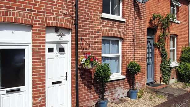 A row of red brick houses with white doors, numbered 5 and 6. - 2 bedroom accommodation in Stockbridge (Stockbridge)