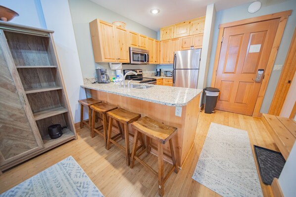 Condo Deluxe, 1 chambre, balcon, vue sur la montagne (Expedition Station 8610) | Cuisine privée