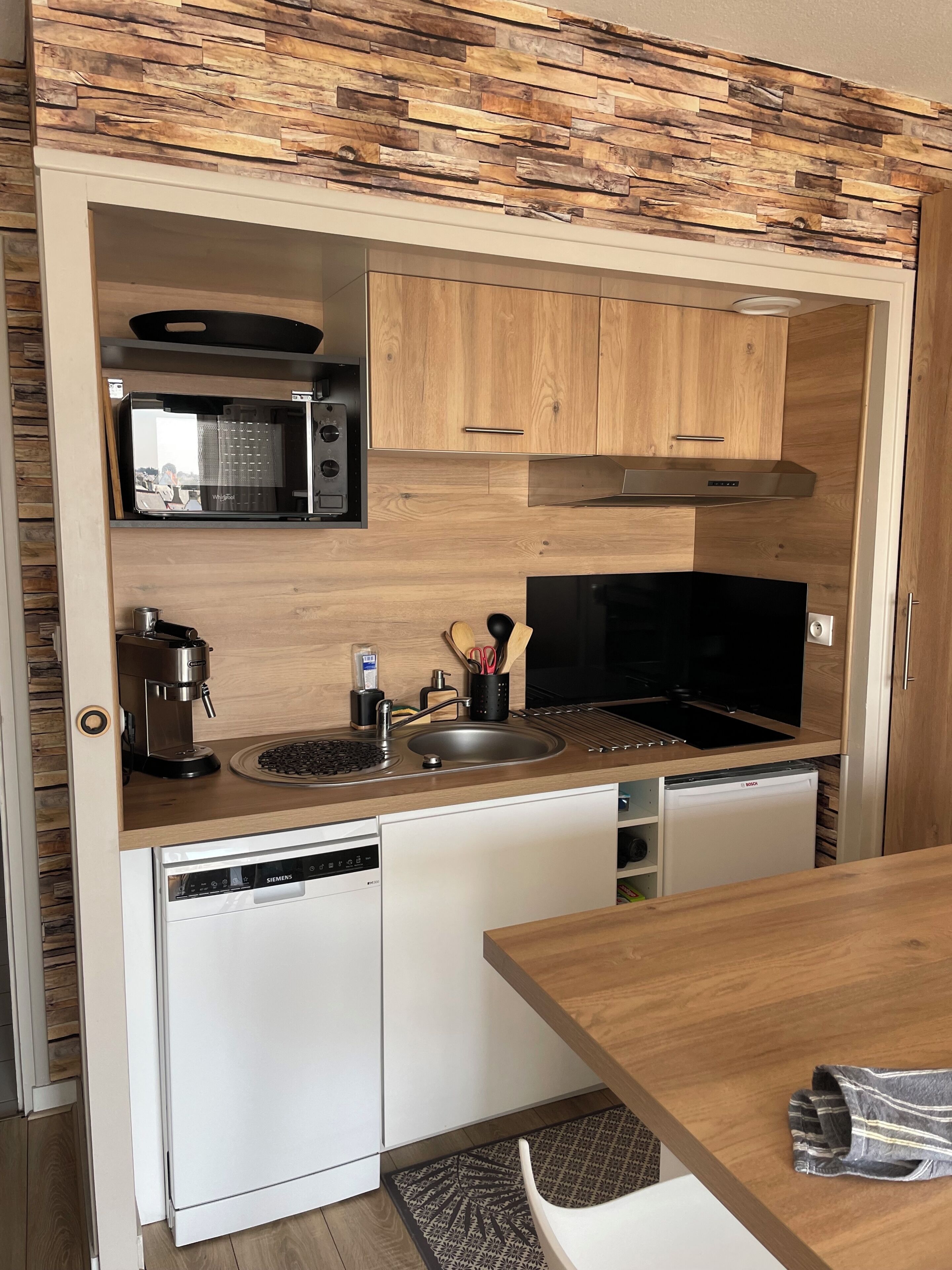 Kühlschrank, Mikrowelle, Herdplatte, Geschirrspüler