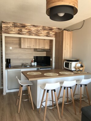 Kühlschrank, Mikrowelle, Herdplatte, Geschirrspüler