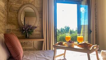 2 makuuhuonetta, tallelokero huoneessa, työpöytä, silitysrauta/-lauta