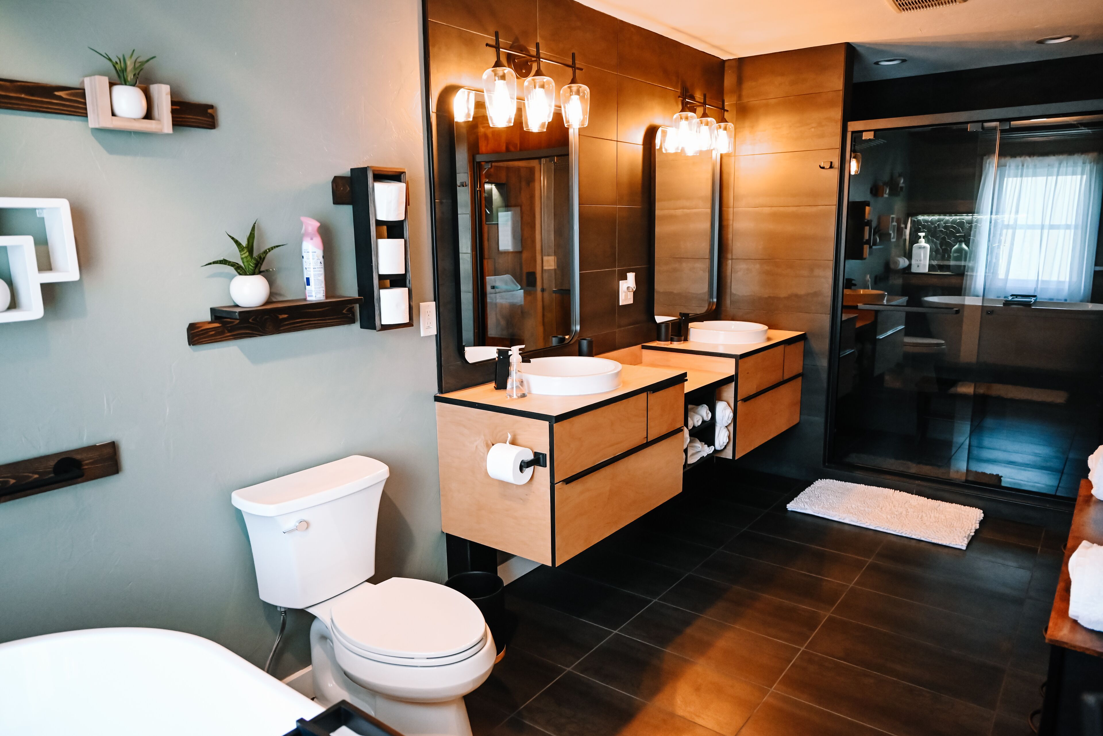 Combined shower/bathtub, hair dryer, towels, soap