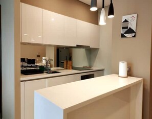 Kühlschrank, Mikrowelle, Kochgeschirr/Geschirr/Besteck