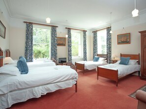 5 bedrooms, free WiFi, bed sheets