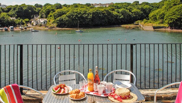 Unclassified image, 1 of 24, button - 3 bedroom accommodation in Blackbridge, near Milford Haven (Blackbridge, near Milford Haven)