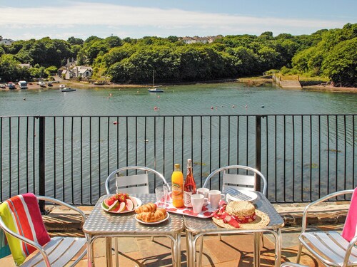 3 bedroom accommodation in Blackbridge, near Milford Haven