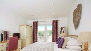 Unclassified image, 3 of 24, button - 3 bedroom accommodation in Blackbridge, near Milford Haven (Blackbridge, near Milford Haven)
