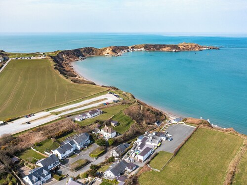 Min y Traeth (By the Beach)