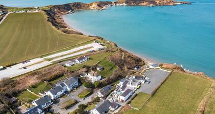 Min y Traeth (By the Beach)