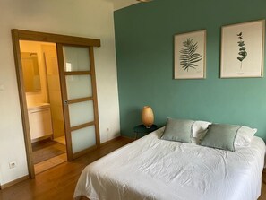 4 habitaciones, tabla de planchar con plancha y cuna de viaje 