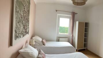 4 slaapkamers, een strijkplank/strijkijzer, reisbedje, gratis wifi