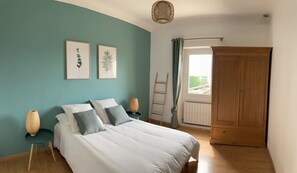 4 bedrooms, iron/ironing board, travel cot, free WiFi