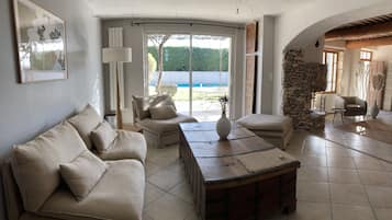 Televisie, een open haard en tafelvoetbal