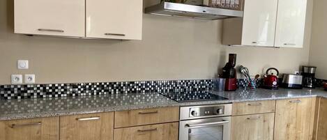 Micro-ondes, four, plaque de cuisson, lave-vaisselle