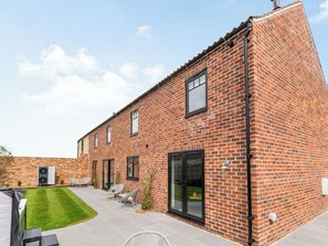 Exterior - 4 bedroom accommodation in Flixton, near Filey (Flixton, near Filey)