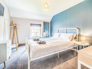 4 bedrooms, free WiFi, bed sheets - 4 bedroom accommodation in Flixton, near Filey (Flixton, near Filey)