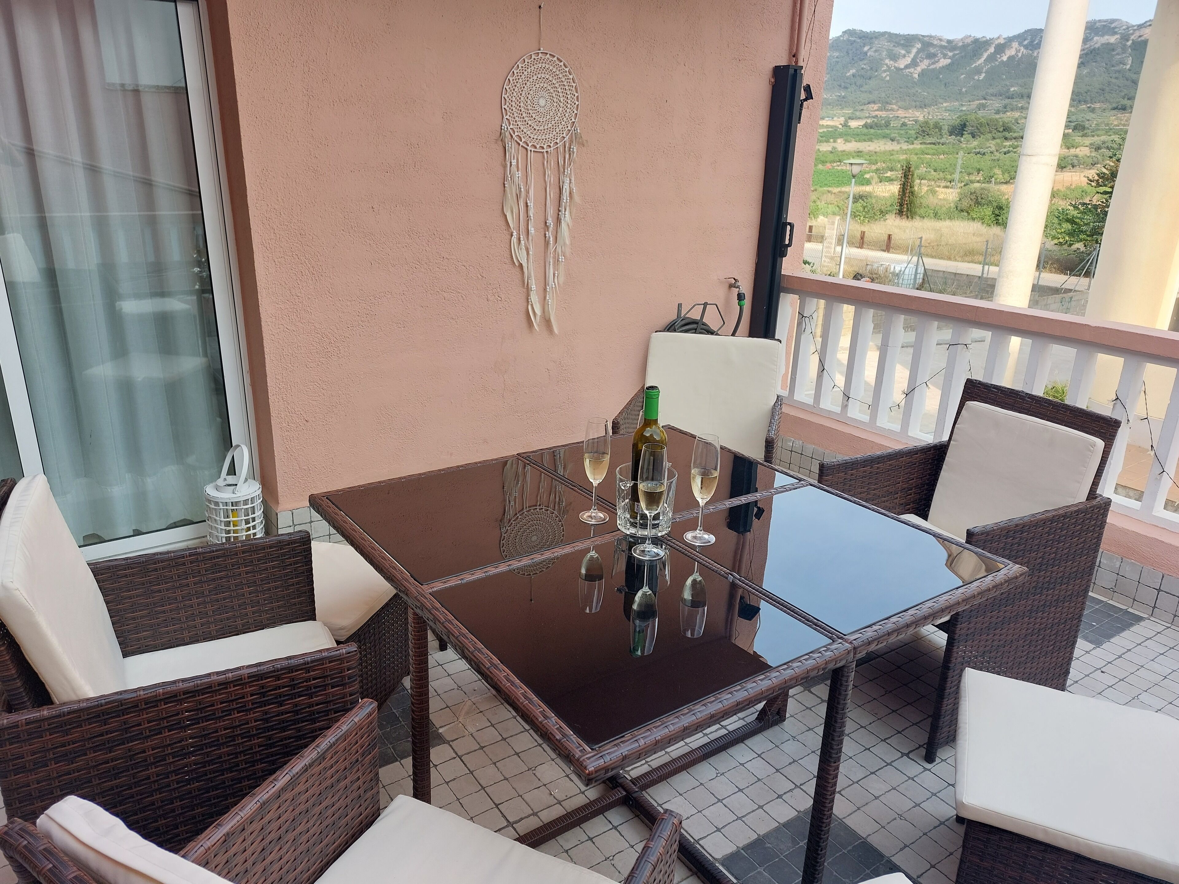 House in Les Terres del Ebre with large spaces, terrace, barbecue and garage.
