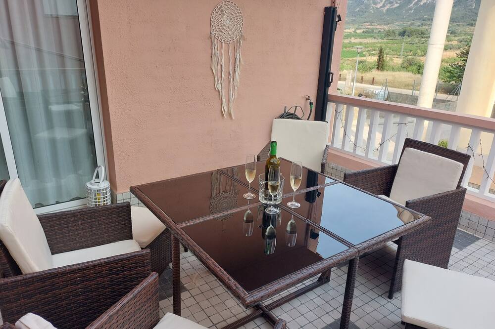 House in Les Terres del Ebre with large spaces, terrace, barbecue and garage.