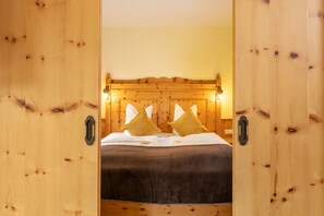 Deluxe Suite | In-room safe, desk, laptop workspace, soundproofing - Naturhotel Huettenwirt (Huettschlag)