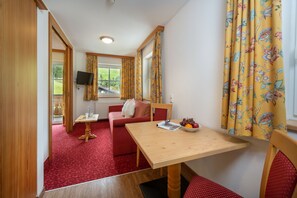 Deluxe Suite | In-room safe, desk, laptop workspace, soundproofing - Naturhotel Huettenwirt (Huettschlag)