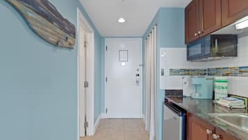 Geladeira, micro-ondas, lava-louças, cafeteira/chaleira