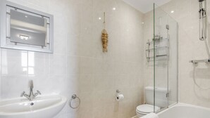 Un baño moderno con lavabo, inodoro y bañera.