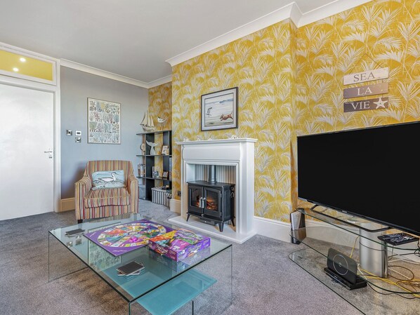 TV, fireplace