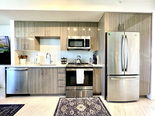 Fridge, microwave, oven, stovetop