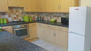 Oppvaskmaskin og høy barnestol