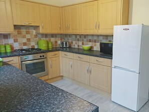 Lavavajillas y trona infantil