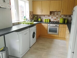 Lavavajillas y trona infantil