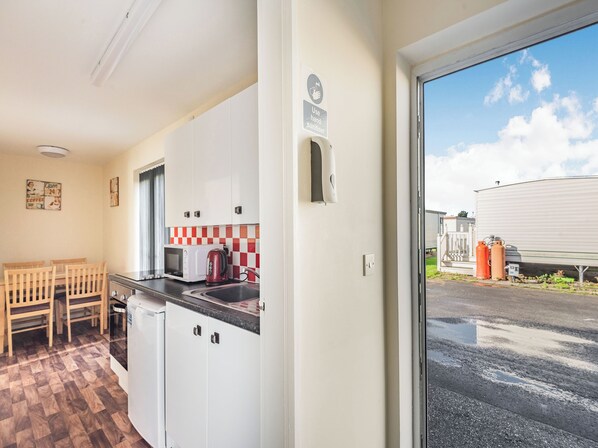 Private kitchen - Rainbow Bungalow 1 - UK39809 (Chapel St Leonards)