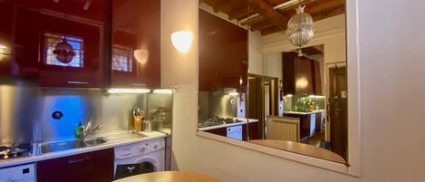 Kühlschrank, Mikrowelle, Herdplatte, Geschirrspüler