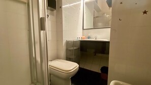 Dusche, Haartrockner, Bidet, Handtücher