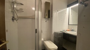 Doccia, asciugacapelli, bidet, asciugamani