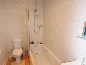 Un baño con inodoro, bañera y ducha.