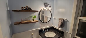Bathtub, hair dryer, towels, soap - Great Location - 3 miles to Cedar Point Park, 2.8 miles to CP Sports  Force Park (Sandusky)