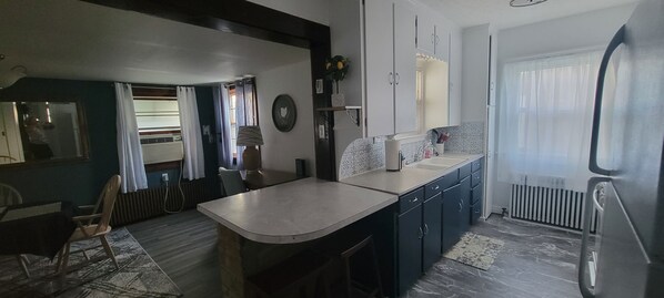 Een koelkast, een microgolfoven, een oven, een kookplaat