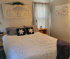 2 soverom, skrivebord, strykejern/-brett og wi-fi