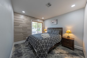 4 bedrooms, desk, iron/ironing board, travel cot - Little Tokyo of Las Vegas Fun, Reunion, Vacation (Henderson)