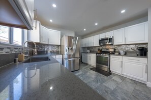 Fridge, microwave, oven, stovetop - Little Tokyo of Las Vegas Fun, Reunion, Vacation (Henderson)