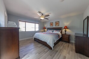 4 Schlafzimmer, Schreibtisch, Bügeleisen/Bügelbrett, Reisekinderbett