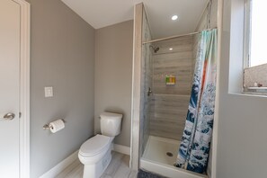 Duschwanne, Haartrockner, Handtücher, Seife