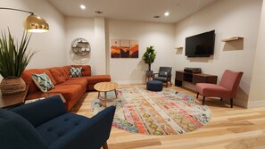 Smart TV, books - Barton Springs Hideaway. On the Park at Barton Springs Pool, mins to Downtown (Austin)