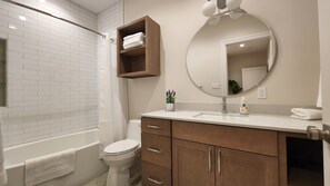 Bathtub, hair dryer, towels, soap - Barton Springs Hideaway. On the Park at Barton Springs Pool, mins to Downtown (Austin)