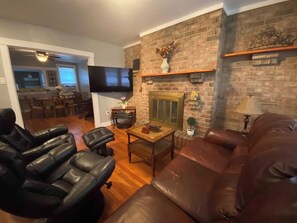 TV - Oasis by Frick Park w Garage Parking (Pittsburgh)