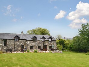 A stone building with multiple windows and a grassy lawn in front. - 3 bedroom accommodation in Dunterton, near Tavistock (Dunterton, near Tavistock)