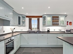 Lavavajillas y trona infantil