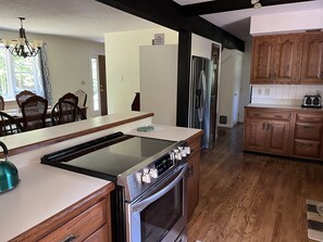 Jääkaappi, mikroaaltouuni, uuni, liesi