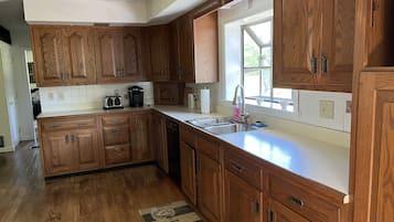 Een koelkast, een magnetron, een oven, een kookplaat